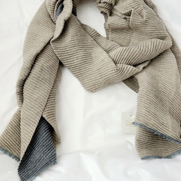 4th & Union Large Grey & Tan Scarf - Picture 1 of 7